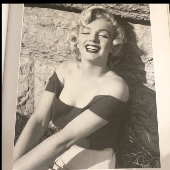 FALLING FOR MARILYN THE LOST NIAGARA
COLLECTION JACK CARROLL COFFEE
TABLE BOOK - Picture 6 of 7